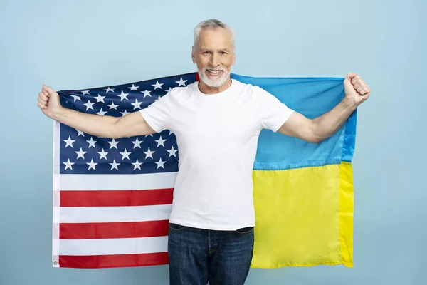 Портрет Улыбающегося Позитивного Мужчины Белой Футболке Американскими Украинскими Флагами Синем — стоковое фото