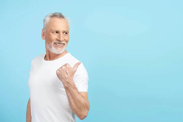 Positiv Senior Mann Med Hvit Skjorte Pekende Finger Tom Plass – stockfoto