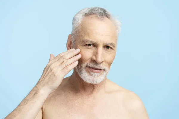 Portrait Handsome Happy Gray Haired Senior Man Applying Aging Face — Stock Photo, Image