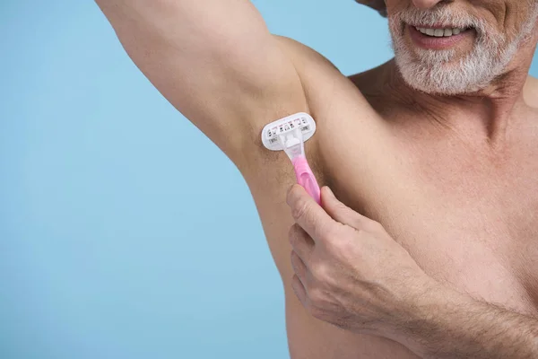 Closeup Caucasian Gray Haired Bearded Senior Man Shaving Armpits Using — Stock Photo, Image