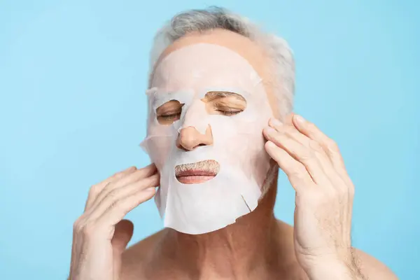Portrait Attractive Senior Man Naked Torso Applying Mask Face Isolated — Stock Photo, Image