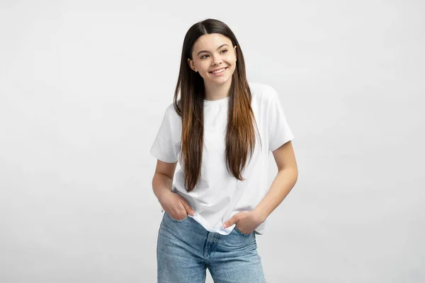 Retrato Sorrir Bela Menina Vestindo Shirt Branca Jeans Mãos Nos — Fotografia de Stock