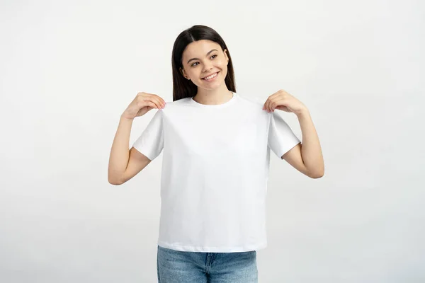 Retrato Menina Adolescente Sorridente Bonito Vestindo Shirt Branca Apontando Olhando — Fotografia de Stock