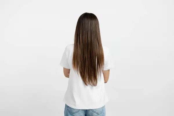 Zadní Pohled Krásné Brunetky Dívka Zdravými Dlouhými Vlasy Izolované Bílém — Stock fotografie
