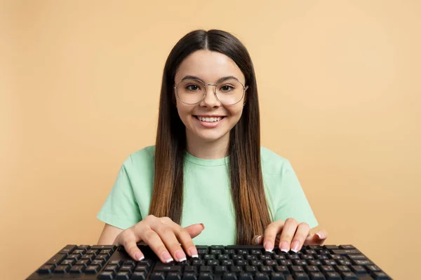 Schöne Lächelnde Teenager Mädchen Mit Brille Tippen Auf Der Tastatur — Stockfoto