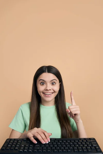 Kaukasisches Fröhlich Lächelndes Teenagermädchen Das Die Kamera Blickt Zeigefinger Nach — Stockfoto