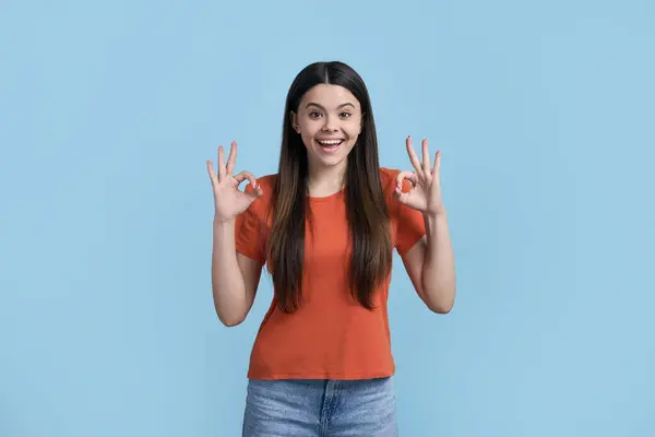 Glückliches Kaukasisches Teenager Mädchen Orangefarbenem Shirt Und Blauer Jeans Gestikulierend — Stockfoto
