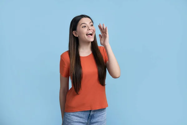 Lächelnd Positiver Dunkelhaariger Stilvoller Atemberaubender Kaukasischer Teenager Teenie Mädchen Orangefarbenem — Stockfoto