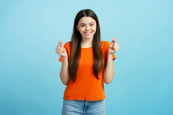 Jolie Adolescente Souriante Shirt Orange Posant Pour Une Photo Isolée — Photo