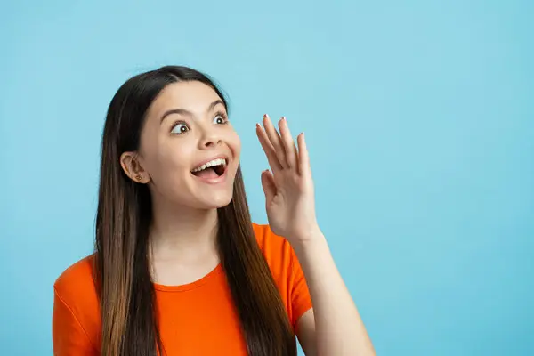 Young Excited Girl Holding Hand Face Screaming Loud Looking Away — Stock Photo, Image