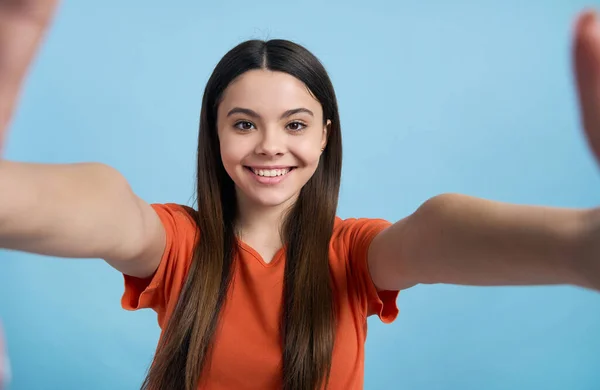 Närbild Porträtt Vacker Vit Tonåring Flicka Som Håller Mobiltelefon Utsträckta — Stockfoto