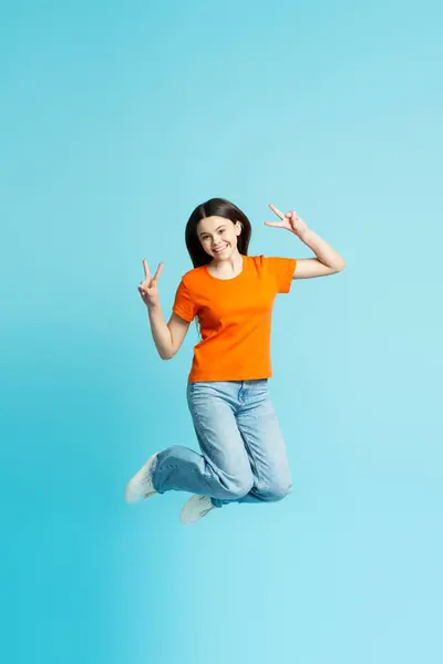 Retrato Una Adolescente Sonriente Alegre Saltando Con Gesto Aislado Sobre —  Fotos de Stock