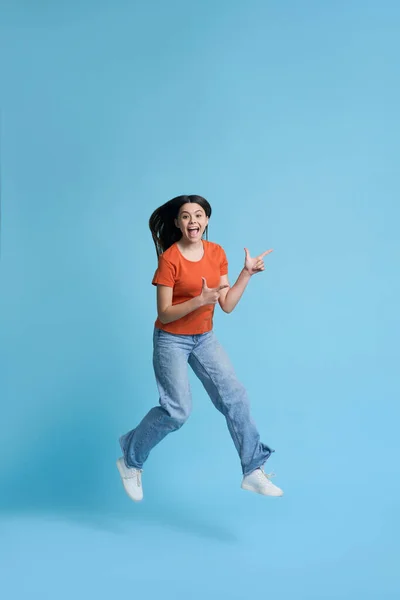 Schöne Schöne Kaukasische Teenagerin Orangefarbenem Shirt Und Blauer Jeans Die — Stockfoto