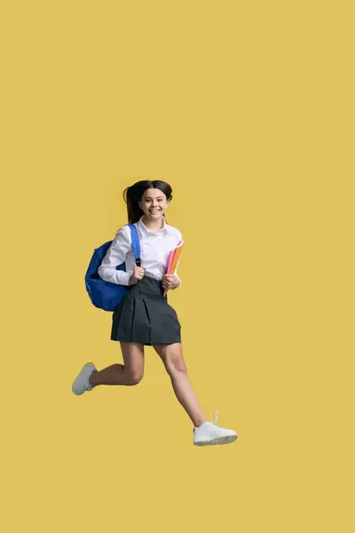 Retrato Estudio Larga Duración Una Estudiante Adolescente Feliz Con Camisa —  Fotos de Stock
