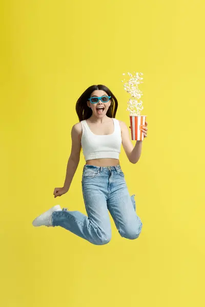 Retrato Una Adolescente Sonriente Alegre Con Gafas Viendo Una Película —  Fotos de Stock
