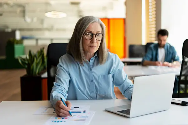 Seriöse Reife Geschäftsfrau Mit Laptop Computer Notizen Machen Arbeitsprojekt Modernen — Stockfoto