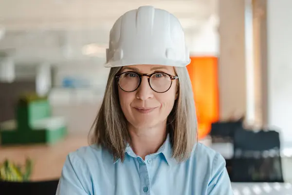 Detailní Portrét Sebevědomé Starší Ženy Architekta Inženýra Přiléhavém Klobouku Brýle — Stock fotografie