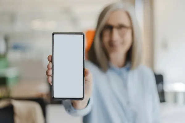 Lächelnde Selbstbewusste Seniorin Mit Handy Digitalbildschirm Attrappe Glückliche Jahre Alte — Stockfoto