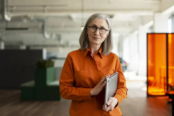 Porträt Einer Selbstbewussten Geschäftsfrau Ceo Mit Stylischer Brille Laptop Der — Stockfoto