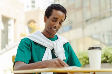 Genç bir yazarın portresi açık havada işyerinde oturuyor, günlüğe not alıyor. Çekici bir iş adamı planlama projesi, uzak bir iş. Başarılı iş kavramı