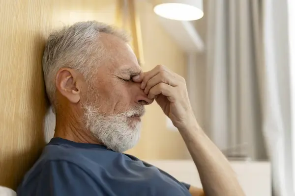 Portret Van Vermoeide Oudere Man Met Hoofdpijn Migraine Liggend Bed — Stockfoto
