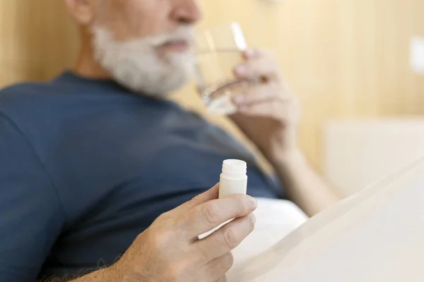 Close Senior Man Met Pil Pot Glas Water Drinken Liggen — Stockfoto