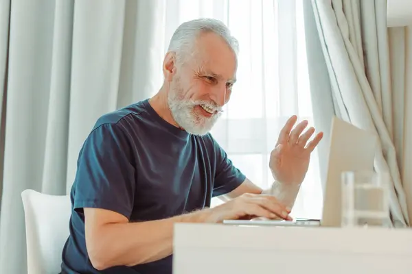 Portret Van Een Aantrekkelijke Oudere Man Met Laptop Zwaaiende Hand — Stockfoto