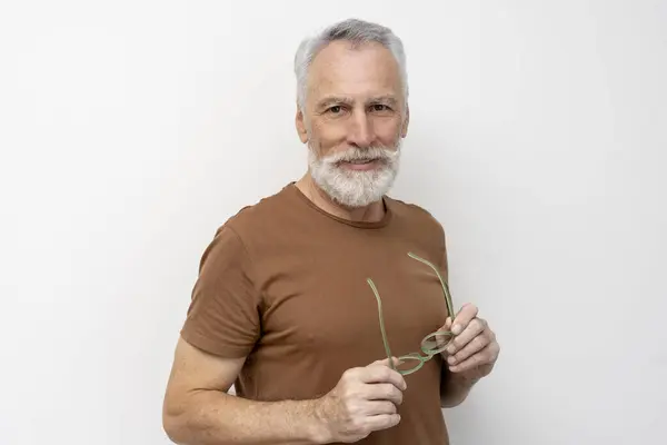 Porträt Eines Freundlich Lächelnden Älteren Mannes Mit Brille Der Isoliert — Stockfoto