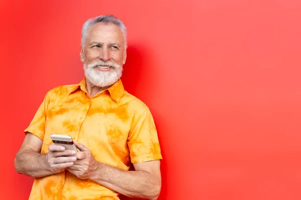 Usmívající Pohledný Starší Muž Držící Mobilní Telefon Nakupování Line Dívá — Stock fotografie