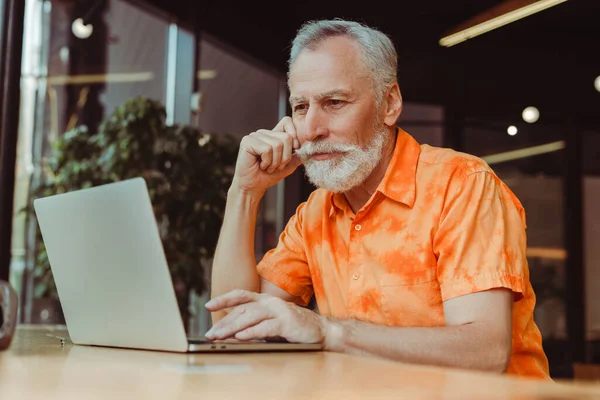 成功的老年男子穿着夏装 穿着手提电脑 坐在工作场所 打字抄袭的肖像 有吸引力的成熟作家在计算机工作 在线工作概念 — 图库照片