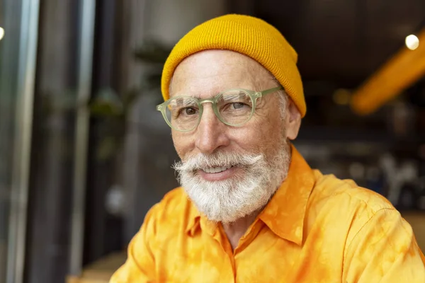 Portrét Usměvavého Pohledného Staršího Muže Stylovými Brýlemi Žlutým Kloboukem Kavárně — Stock fotografie