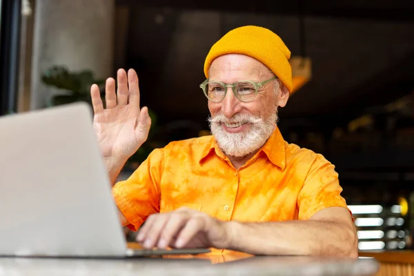 Pohledný Starší Muž Usmívající Hipster Pomocí Notebooku Mávající Rukou Videohovory — Stock fotografie