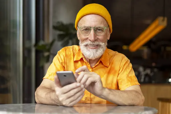 Usmívající Starší Muž Stylový Vousatý Hipster Držící Mobilní Telefon Pomocí — Stock fotografie