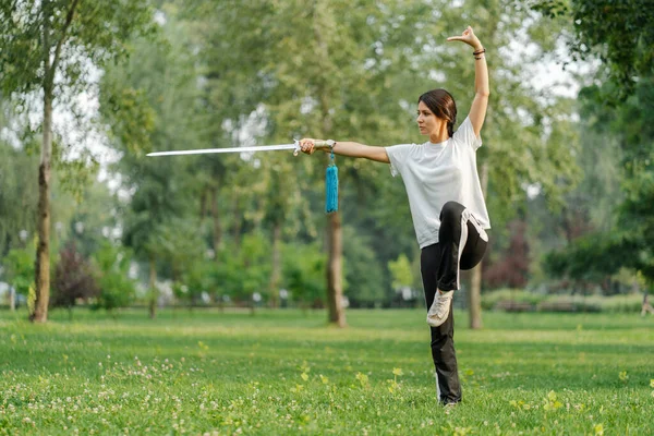 Donna Arti Marziali Praticare Wushu Kungfu Con Spada Parco Verde — Foto Stock