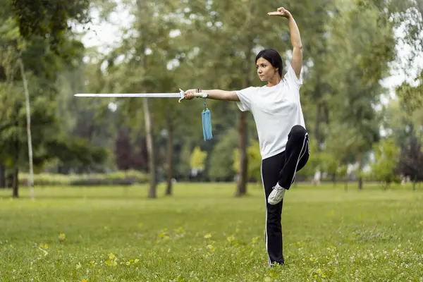 Martial Arts Vrouw Die Wushu Kungfu Beoefent Met Zwaard Green — Stockfoto