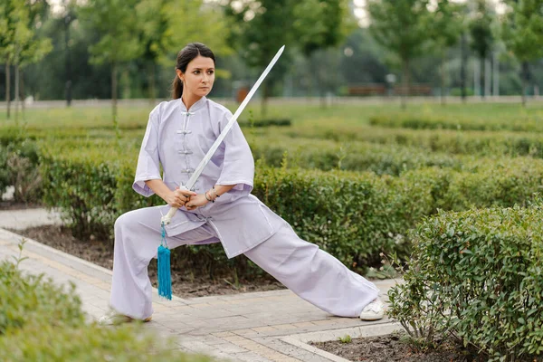 Martial Arts Woman Practicing Wushu Kungfu Sword Green Park Healthy — Stock Photo, Image
