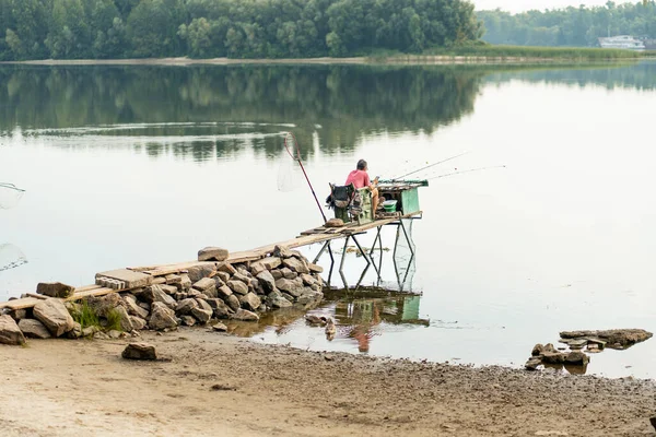 Człowiek Siedzący Krześle Zarzucający Wędkę Jezioro Rybak Cieszący Się Ulubionym — Zdjęcie stockowe