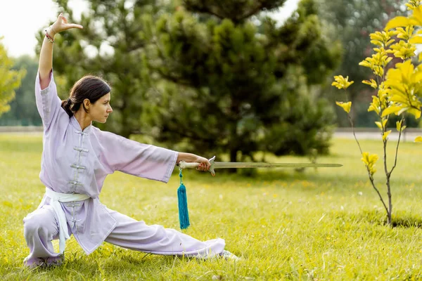 Martial Arts Woman Practicing Wushu Kungfu Sword Green Park Healthy — Stock Photo, Image