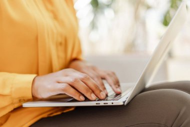 İşkadını, serbest çalışan, klavyede yazı yazan, modern ofiste oturmayı planlayan, iş kadınlarının yakınlaşması. İnternetten kadın alışverişi, yemek siparişi, seçici odaklanma. Teknoloji