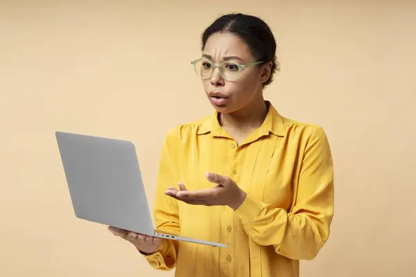 Ciddi Bir Afro Amerikalı Kadın Gözlük Takıyor Dizüstü Bilgisayar Tutuyor — Stok fotoğraf