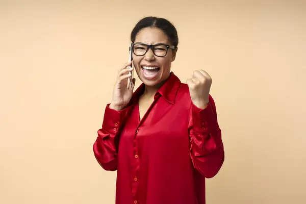 Πορτρέτο Του Χαμογελαστού Όμορφη Αφροαμερικανή Επιχειρηματίας Μιλώντας Στο Κινητό Τηλέφωνο — Φωτογραφία Αρχείου