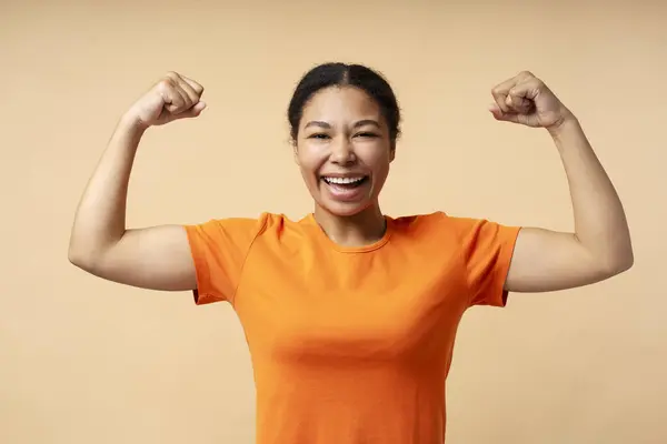 Porträtt Vacker Leende Afroamerikansk Kvinna Bär Orange Skjorta Glädje Isolerad — Stockfoto