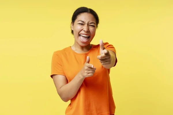 Glad Afrikansk Amerikansk Kvinna Orange Shirt Står Isolerad Blå Bakgrund — Stockfoto