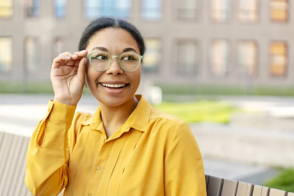 Porträtt Självsäker Leende Afrikansk Amerikansk Affärskvinna Klädd Snygga Glasögon Som — Stockfoto