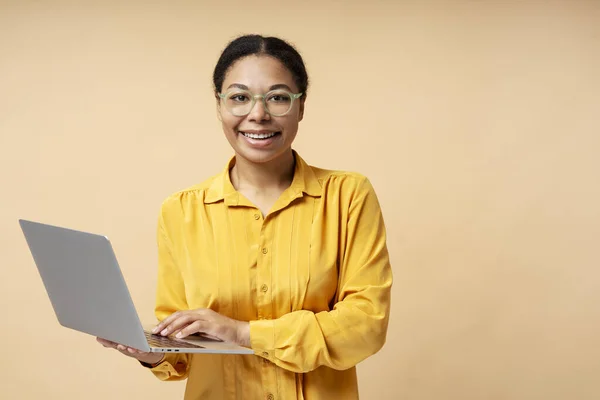 Linda Mulher Negócios Afro Americana Sorridente Gerente Freelancer Segurando Laptop — Fotografia de Stock