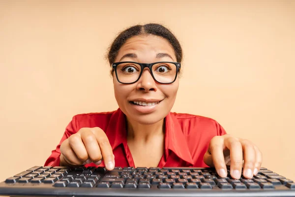 Emotionale Afroamerikanische Frau Tippt Auf Der Tastatur Online Einkaufen Mit — Stockfoto