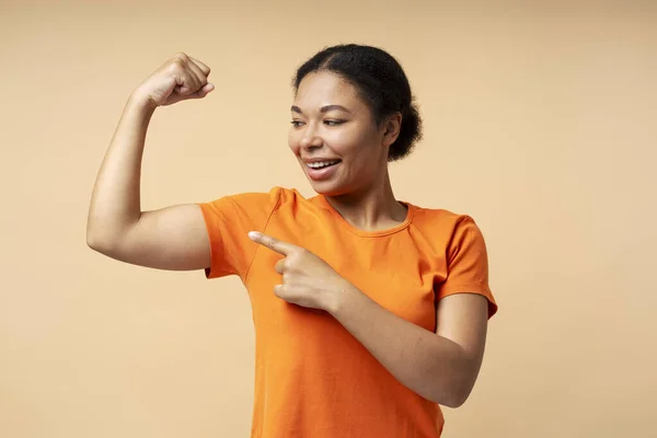 Porträtt Stark Attraktiv Afroamerikansk Kvinna Visar Sina Muskler Biceps Isolerad — Stockfoto