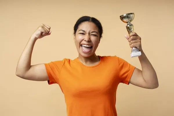 Ung Överlycklig Afroamerikansk Kvinna Håller Trofé Kopp Firande Framgång Isolerad — Stockfoto
