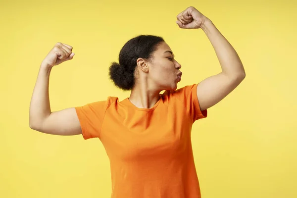 Lichaam Positieve Afrikaanse Vrouw Staande Tonen Biceps Geïsoleerd Beige Achtergrond — Stockfoto