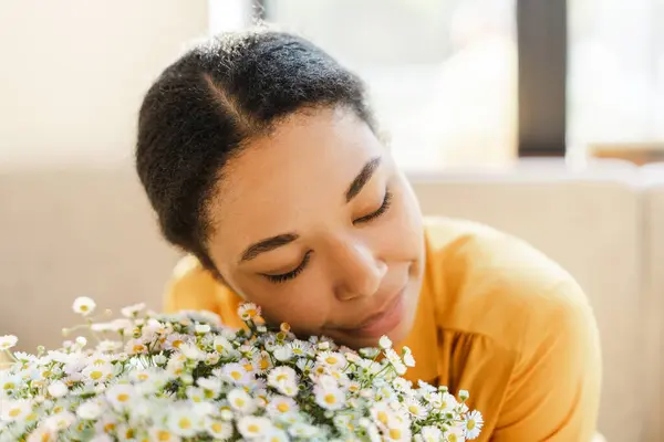 Smiling Beautiful African American Woman Florist Sniffing Daisies Bouquet Sitting — Stock Photo, Image
